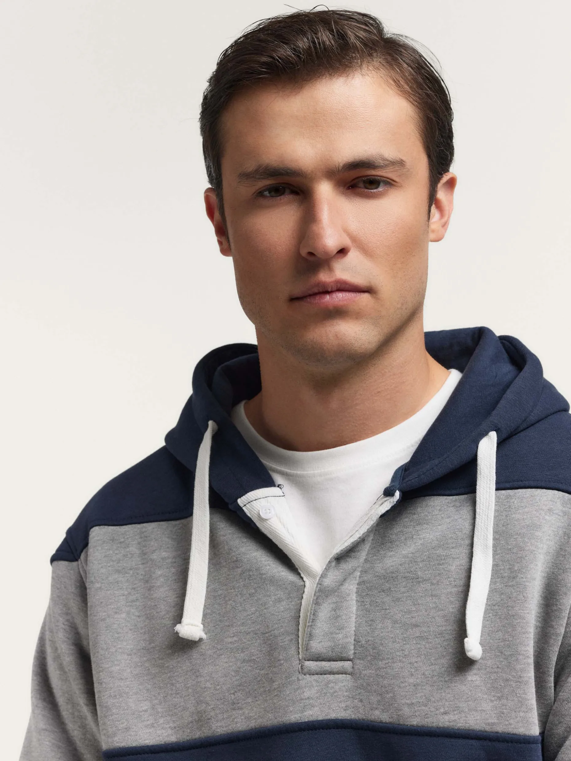 Felpa Urban Design Alvaro Moreno - Stile Relax Autunno 2023 

Capo Unisex in Pile Morbido con Taglio Moderno 

Collezione Limitata 