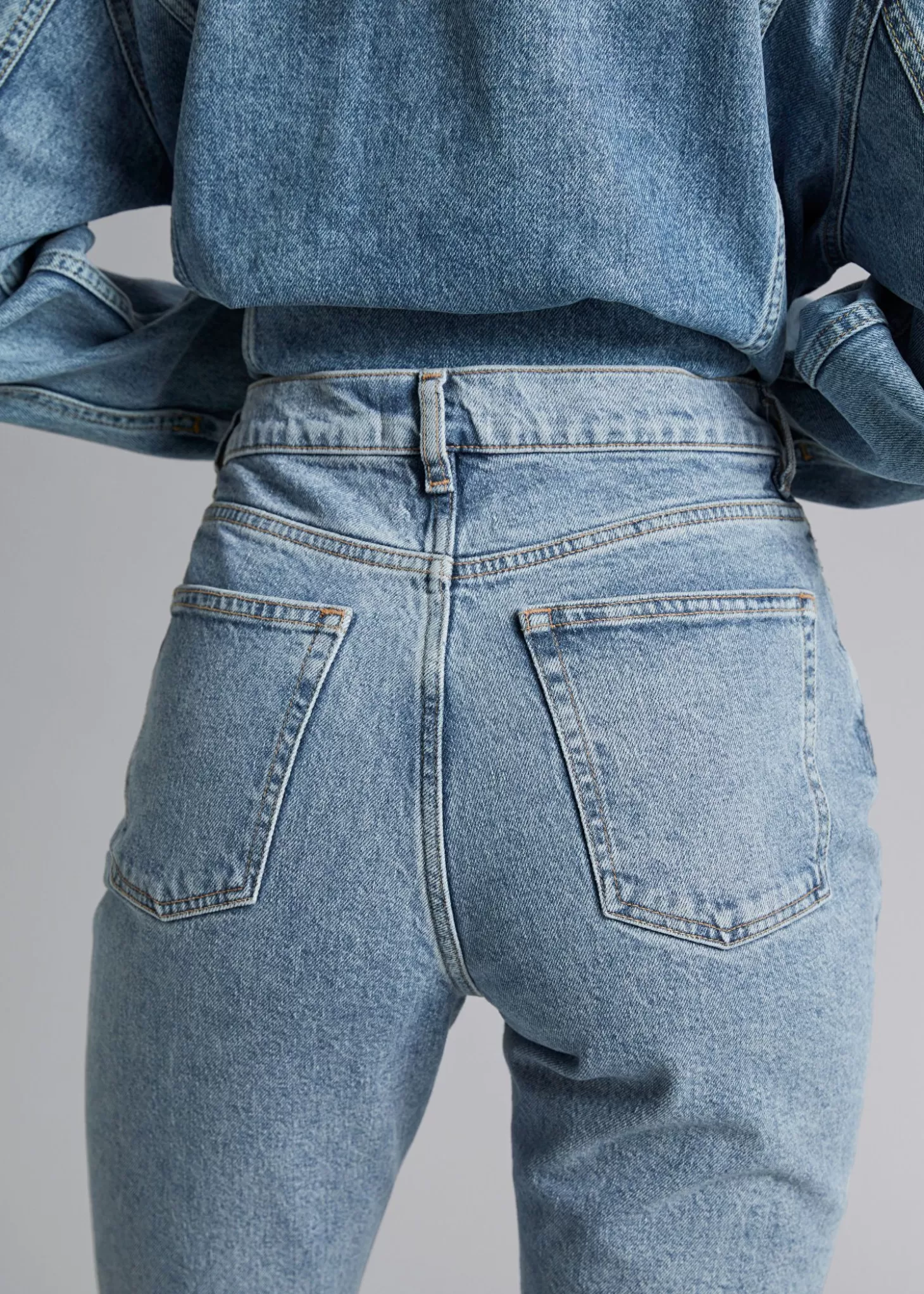 Denim a Strettoio Other Stories – Blu Chiaro con Rifiniture Minimaliste