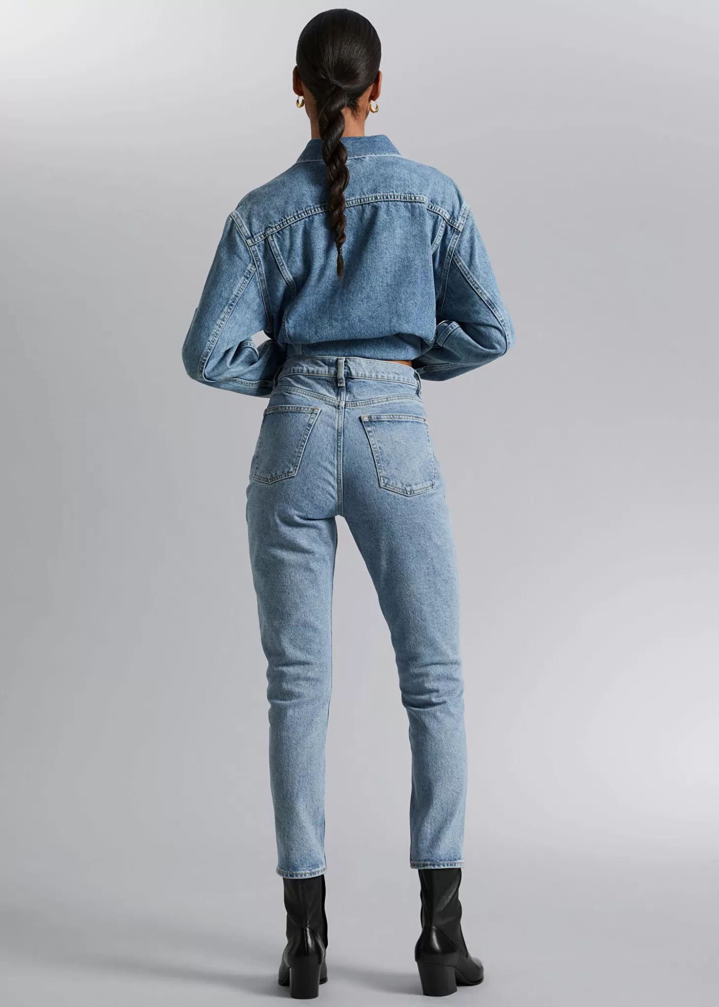 Denim a Strettoio Other Stories – Blu Chiaro con Rifiniture Minimaliste