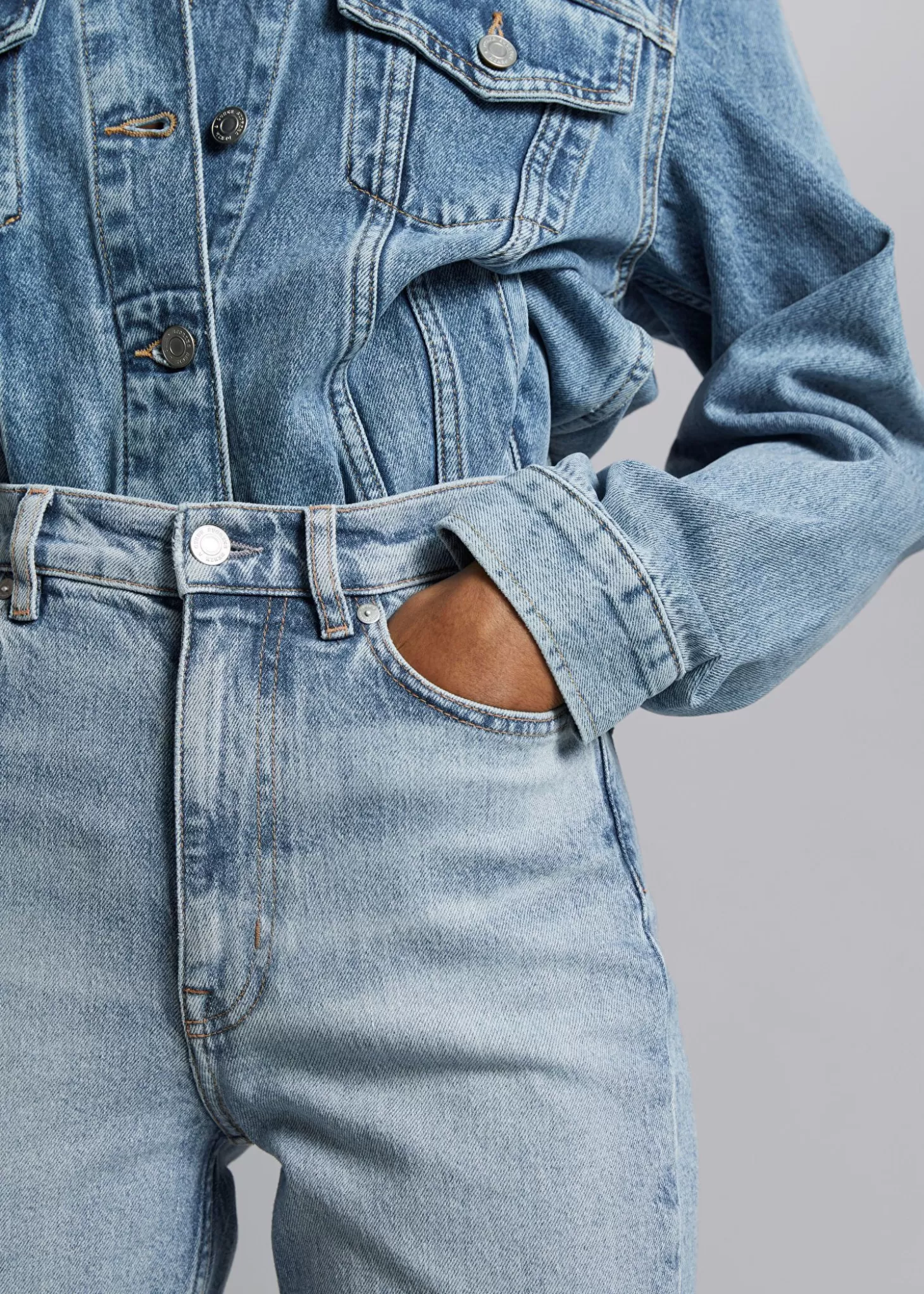 Denim a Strettoio Other Stories – Blu Chiaro con Rifiniture Minimaliste