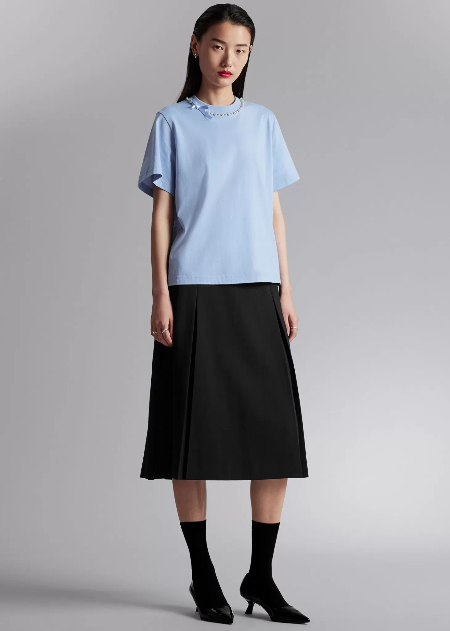 Maglietta Elegante Blu con Perle e Ricami, Stile Minimal - Online & Other Stories