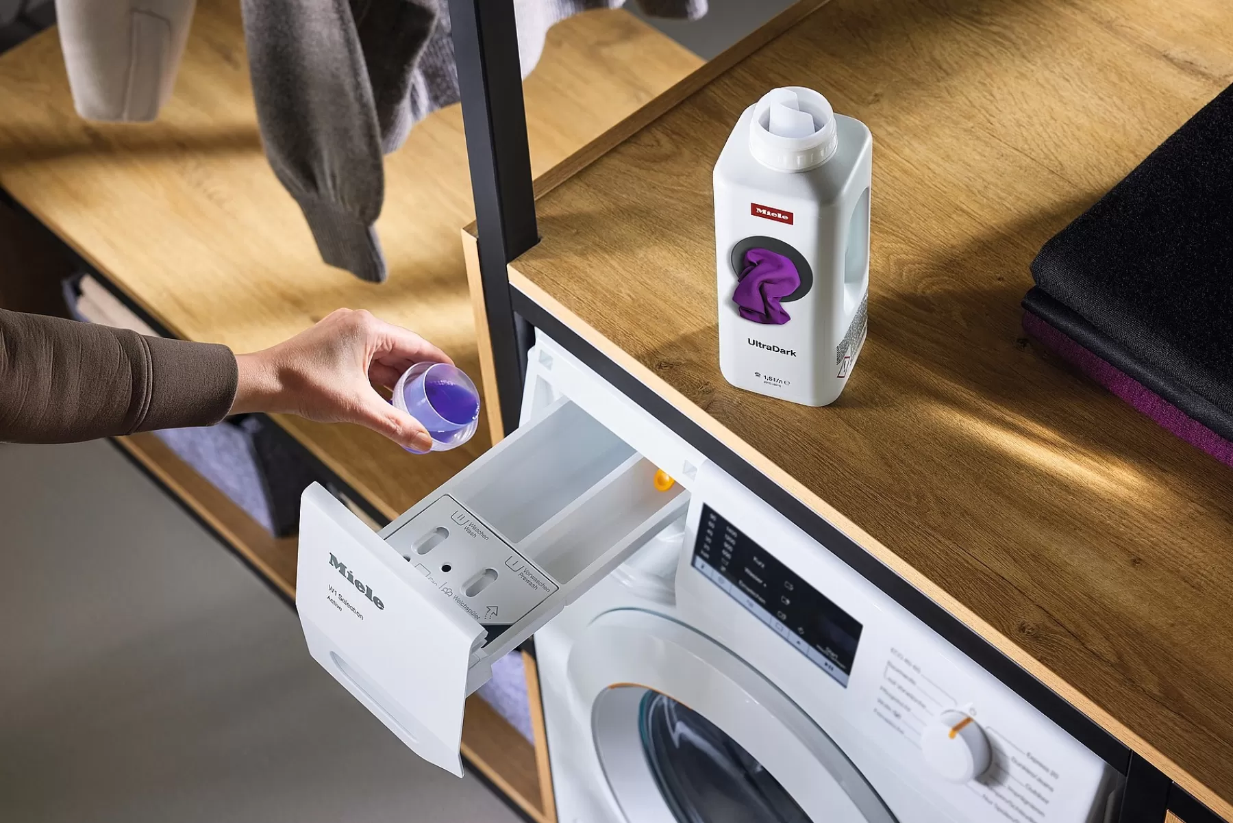 Detergente Concentrato Miele Ultradark - 1,5L per Capi Scuri con Protezione Colori Intensa 

Formula Professionale per Lavatrici - Cura Delicata del Tessuto, 1500ml di Soluzione Ipoallergenica 

Ideale per Nero Profondo e Indumenti Scuri - Con Tecnologia Anti-Sfregamento e Lunga Durata 

[Nuova Ricarica EcoSostenibile] Mantiene Morbidezza e Brillantezza dei Vestiti a Lungo Termine