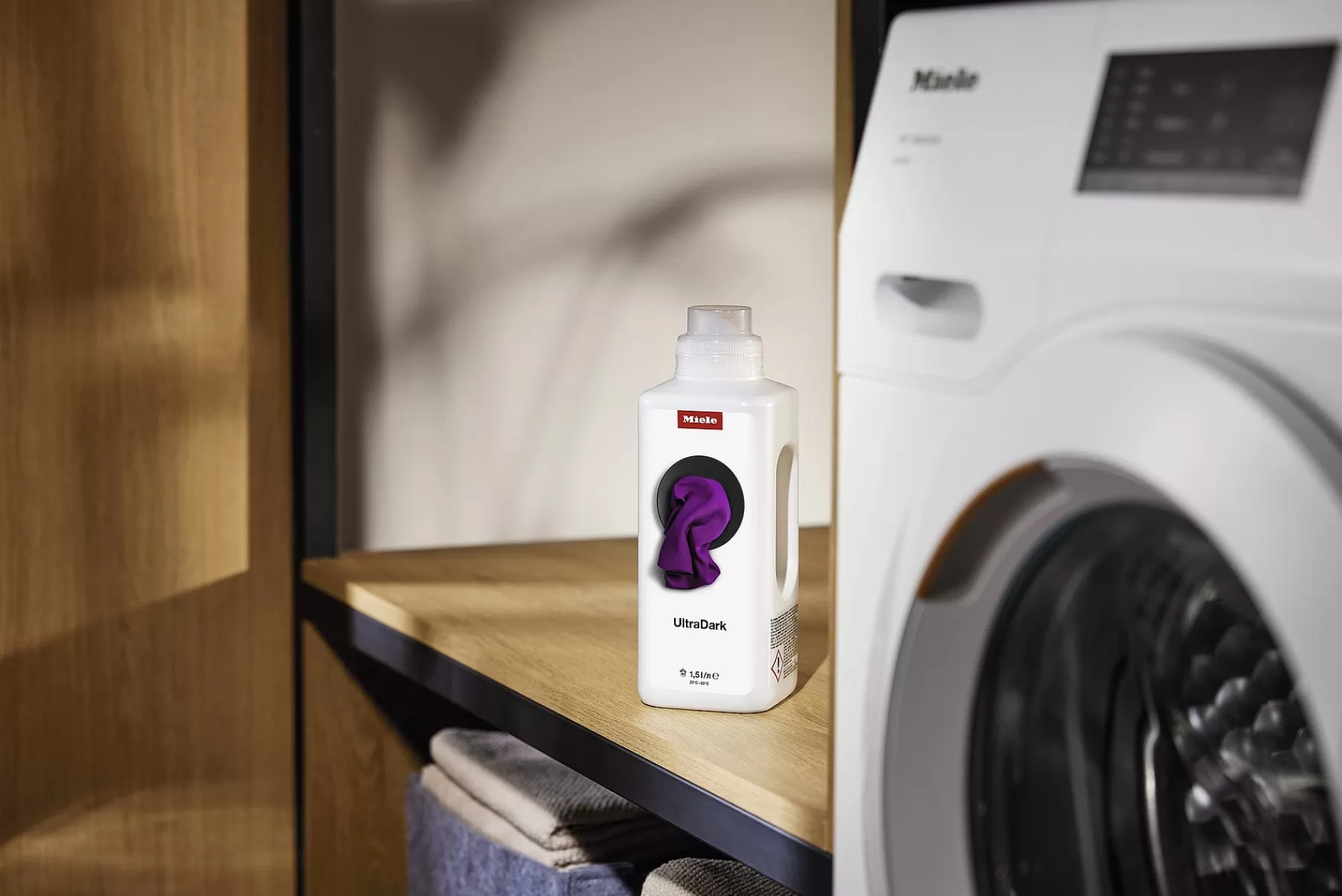 Detergente Concentrato Miele Ultradark - 1,5L per Capi Scuri con Protezione Colori Intensa 

Formula Professionale per Lavatrici - Cura Delicata del Tessuto, 1500ml di Soluzione Ipoallergenica 

Ideale per Nero Profondo e Indumenti Scuri - Con Tecnologia Anti-Sfregamento e Lunga Durata 

[Nuova Ricarica EcoSostenibile] Mantiene Morbidezza e Brillantezza dei Vestiti a Lungo Termine