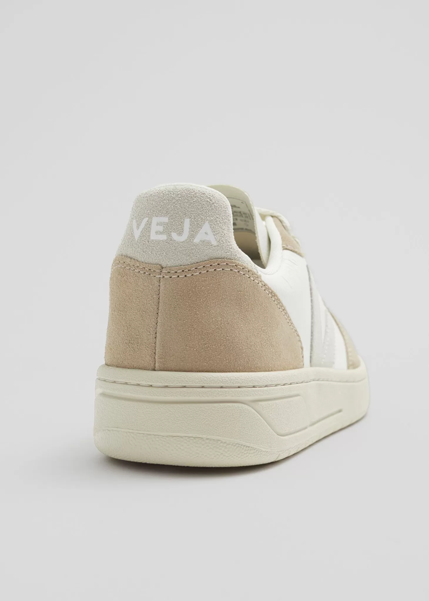 Scarpe sportive Veja V-10 in tonalità sabbia e avorio - Edizione esclusiva Store and Other Stories