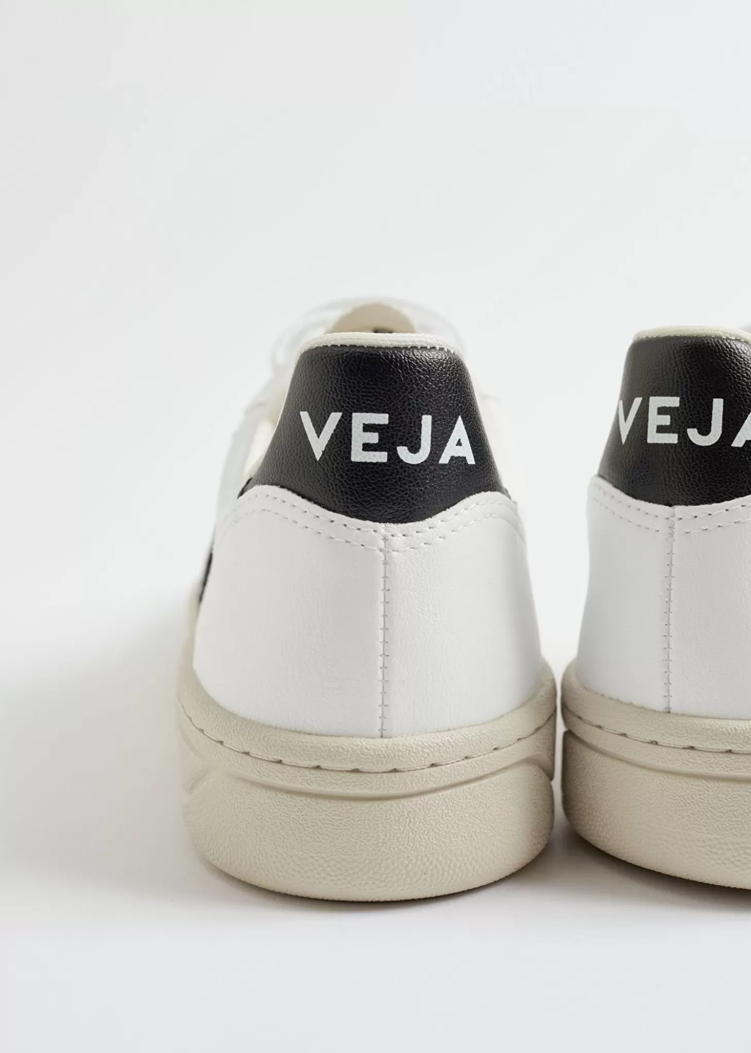 Sneakers vegane Veja V-10 in tela bianca – Design sostenibile e comfort moderno by O&O Stories