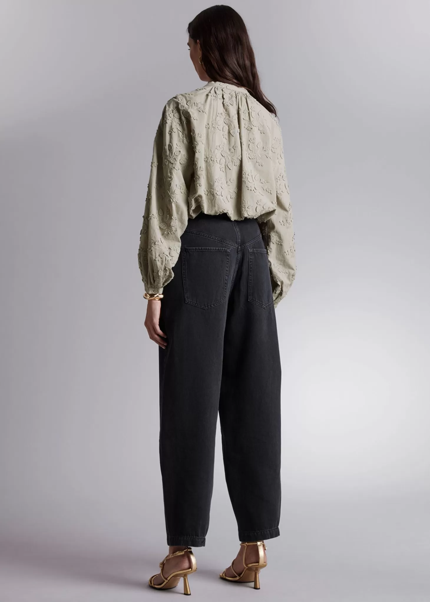 Blusa Elegante con Collo Alto di & Other Stories - Moda Verde Salvia dal Taglio Voluminoso